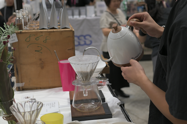 コーヒーを淹れてもらっている写真